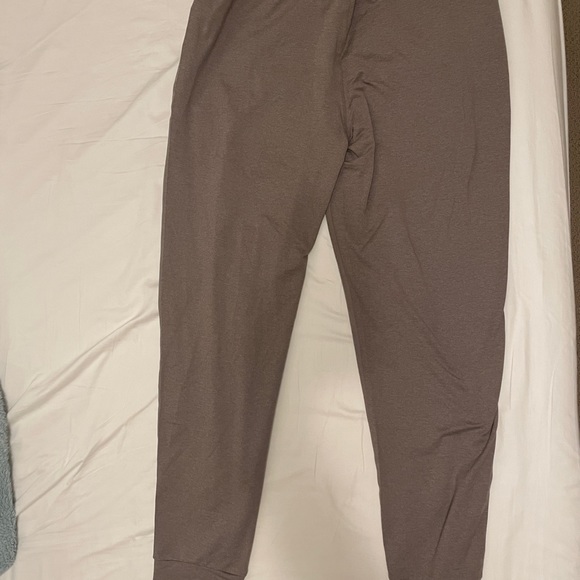 Vuori Mens Pronto Performance Jogger Brand New Medium Heather Walnut - Picture 2 of 5